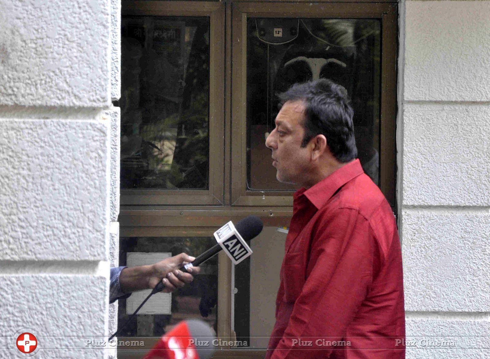 Sanjay Dutt reaches home after getting parole for 14 days photos | Picture 592817