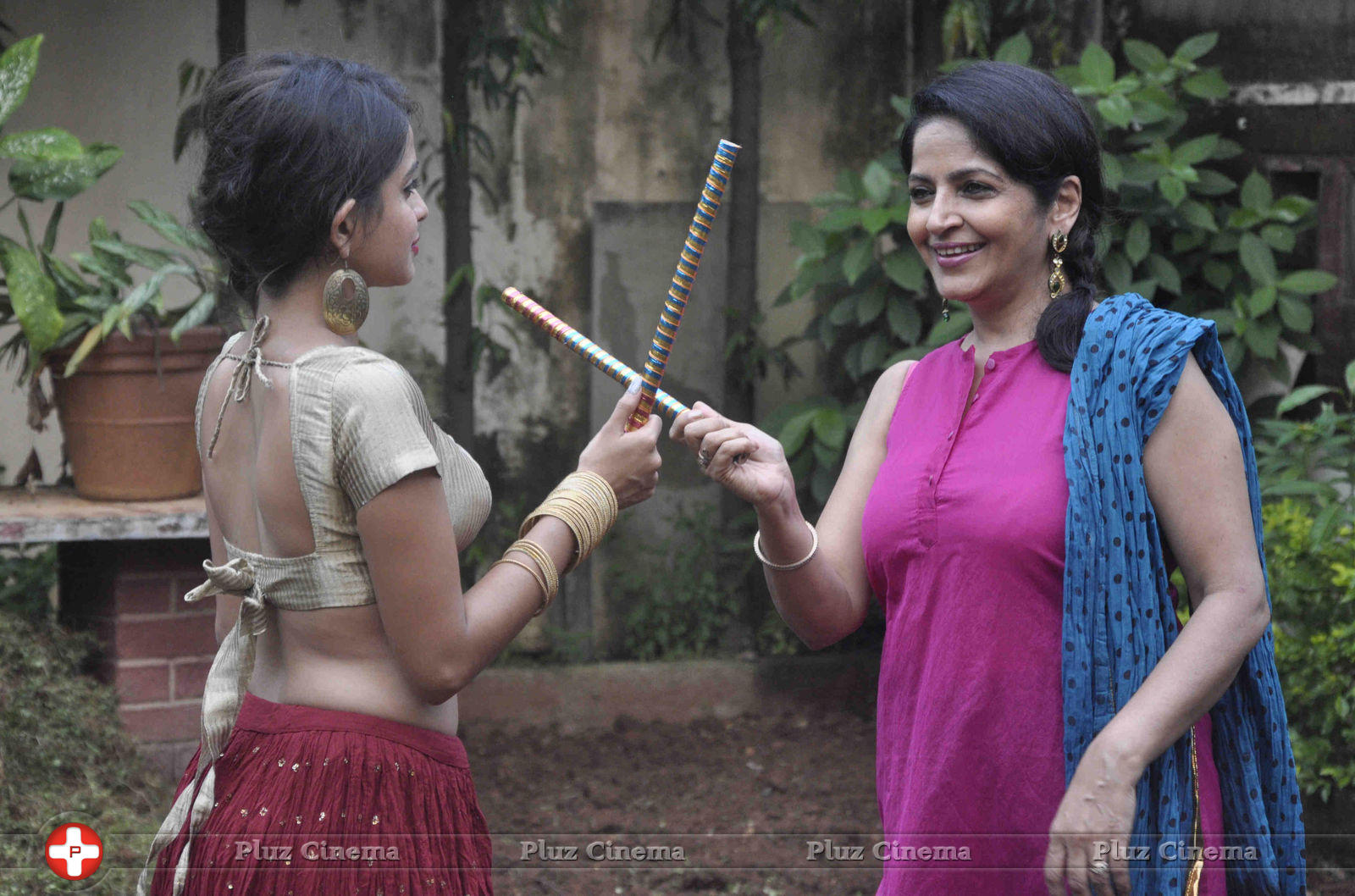 Sadhana Singh & daughter Sheena Shahabadi photo shoot for Navratri Photos | Picture 595663
