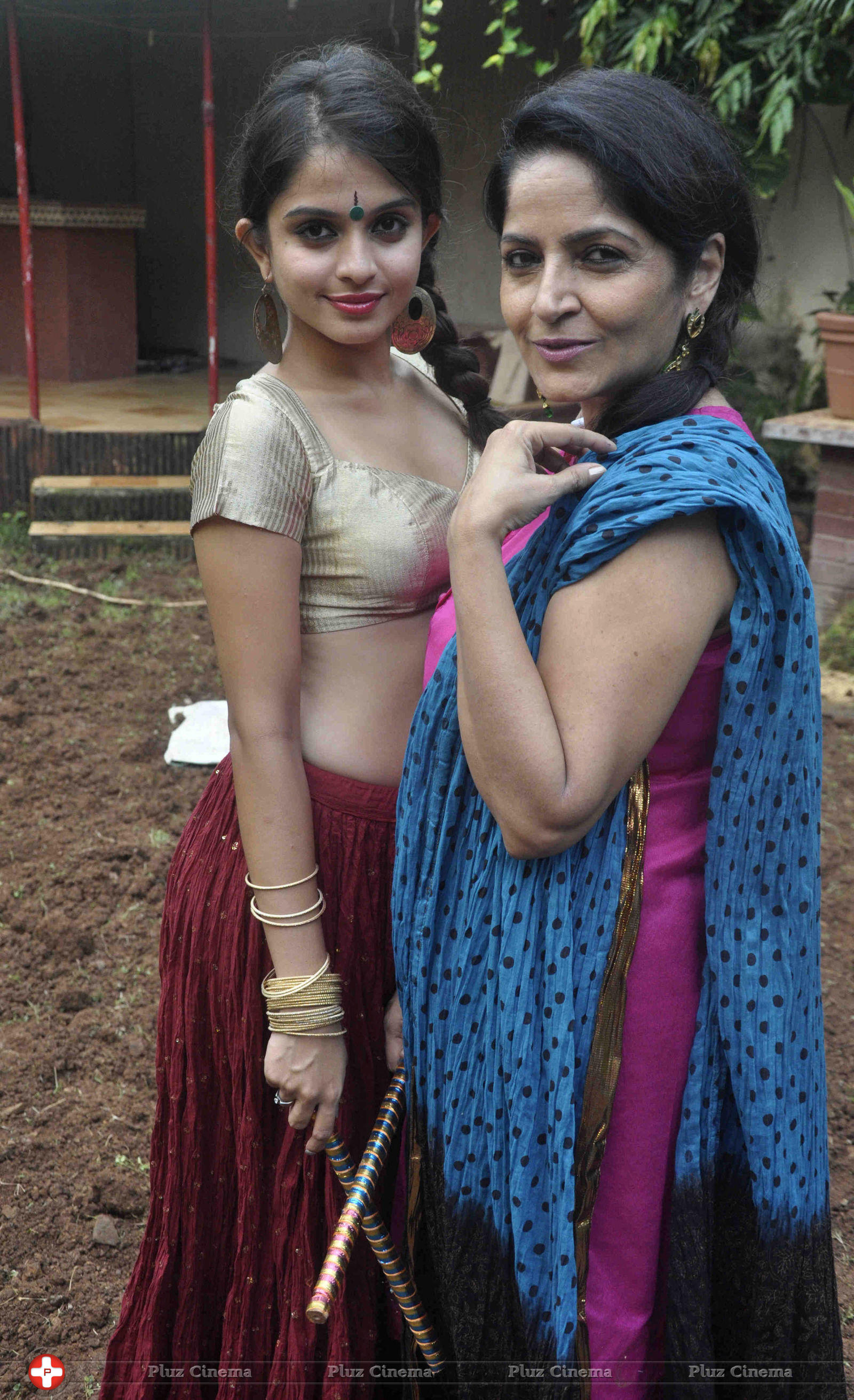 Sadhana Singh & daughter Sheena Shahabadi photo shoot for Navratri Photos | Picture 595670