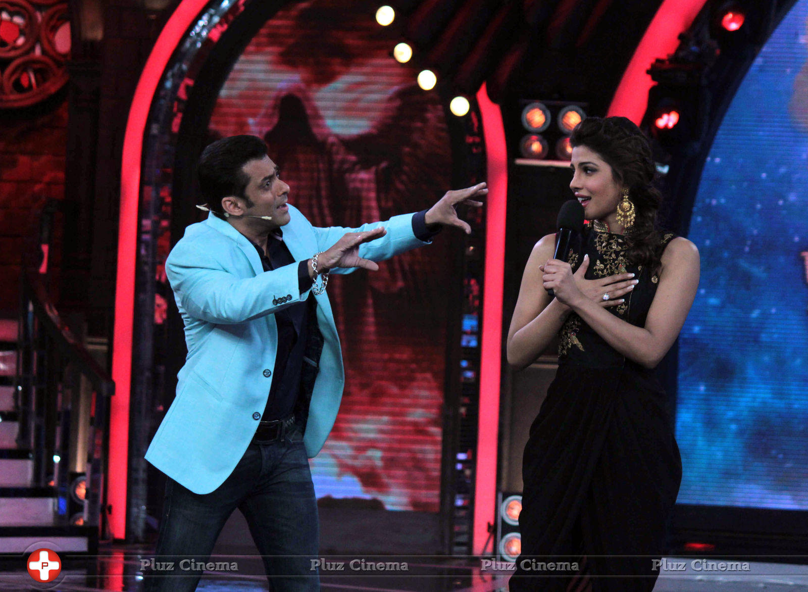 Promotion of film Krrish 3 on the sets of Bigg Boss 7 Photos | Picture 617372