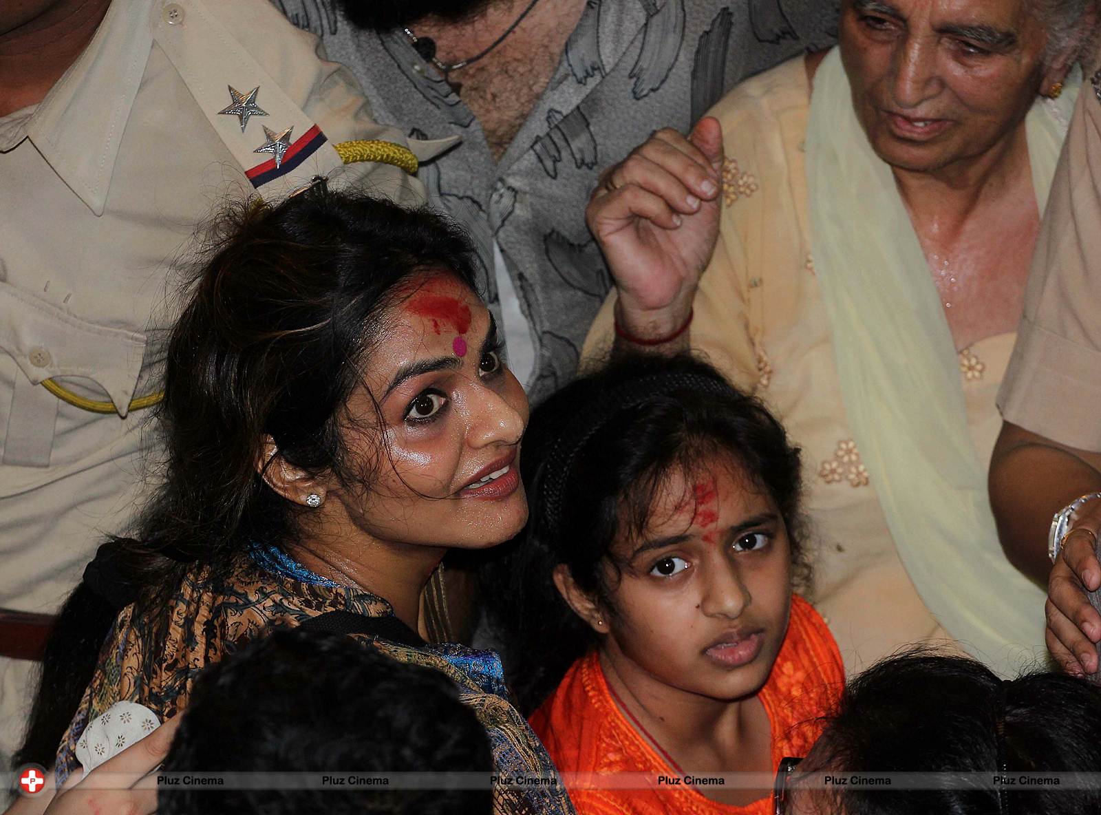 Madhoo - Bollywood stars visit Ganesh mandals Photos | Picture 571092