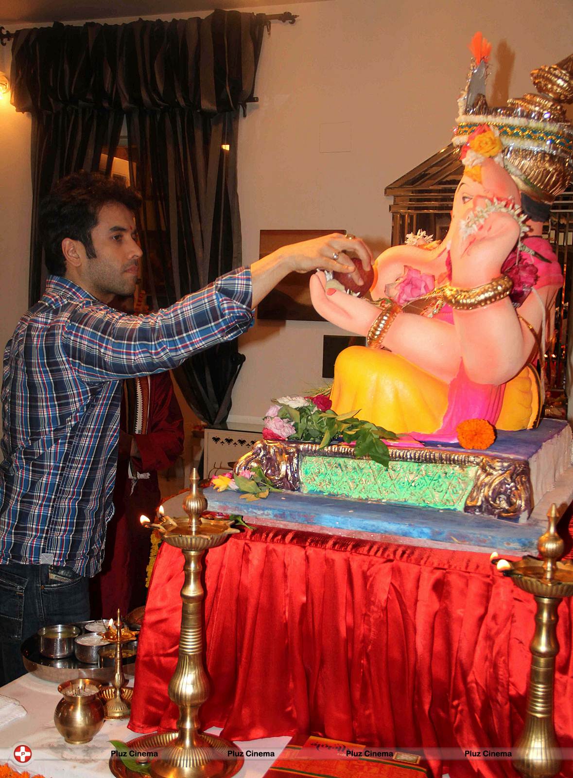Tusshar Kapoor - Bollywood stars visit Ganesh mandals Photos | Picture 571099