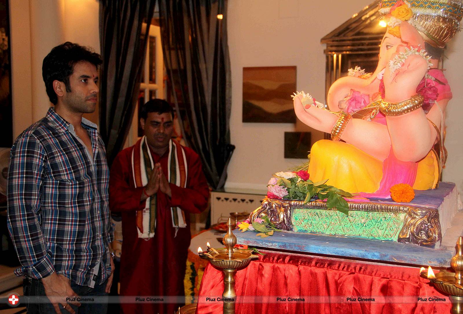Bollywood stars visit Ganesh mandals Photos | Picture 571100