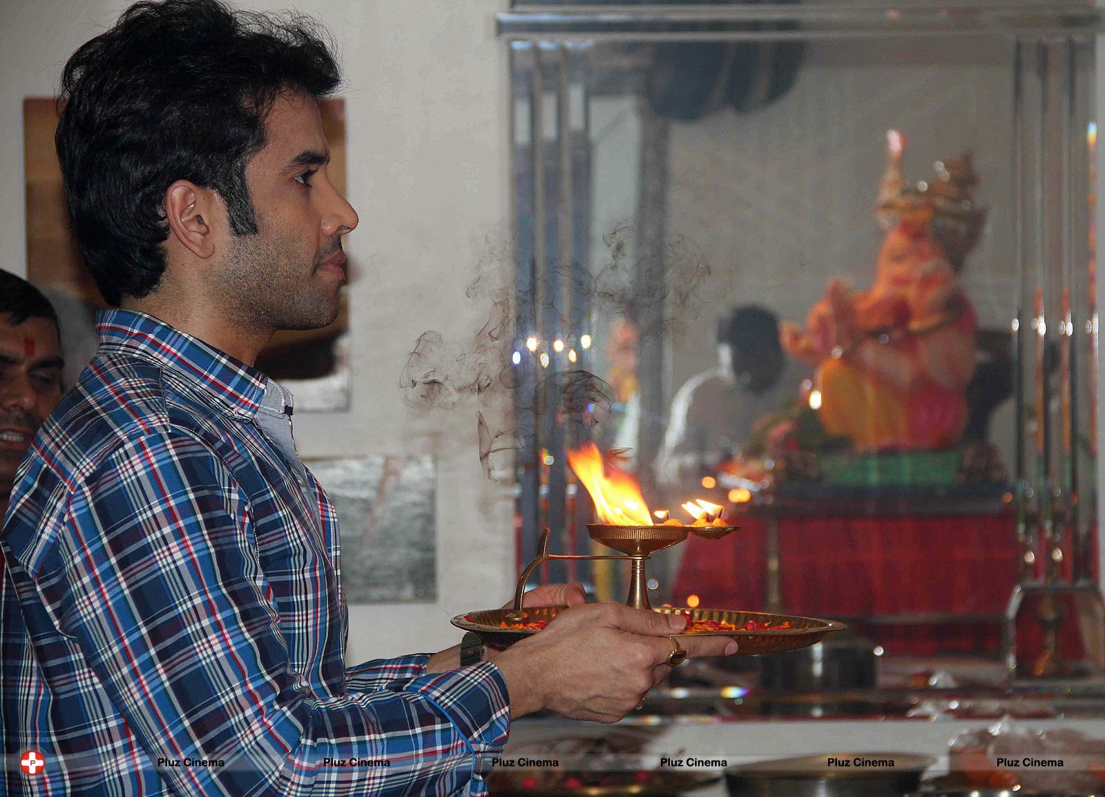 Tusshar Kapoor - Bollywood stars visit Ganesh mandals Photos | Picture 571104