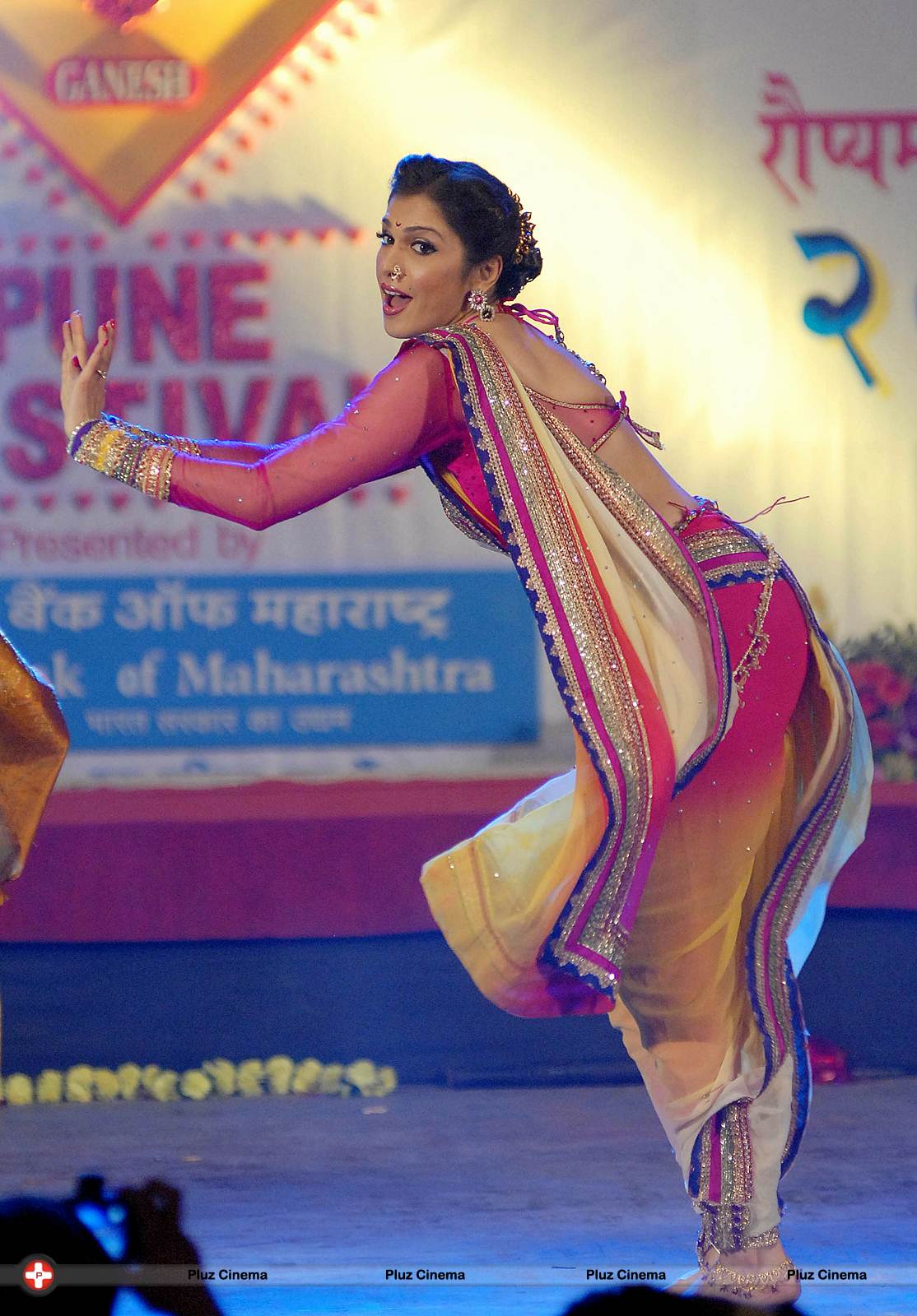 Isha Koppikar - Pune Festival 2013 Photos | Picture 571867
