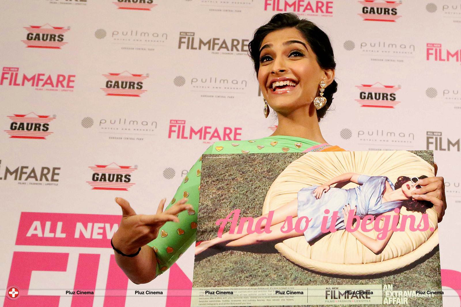 Sonam unveils Filmfare magazine's new look Photos | Picture 571821