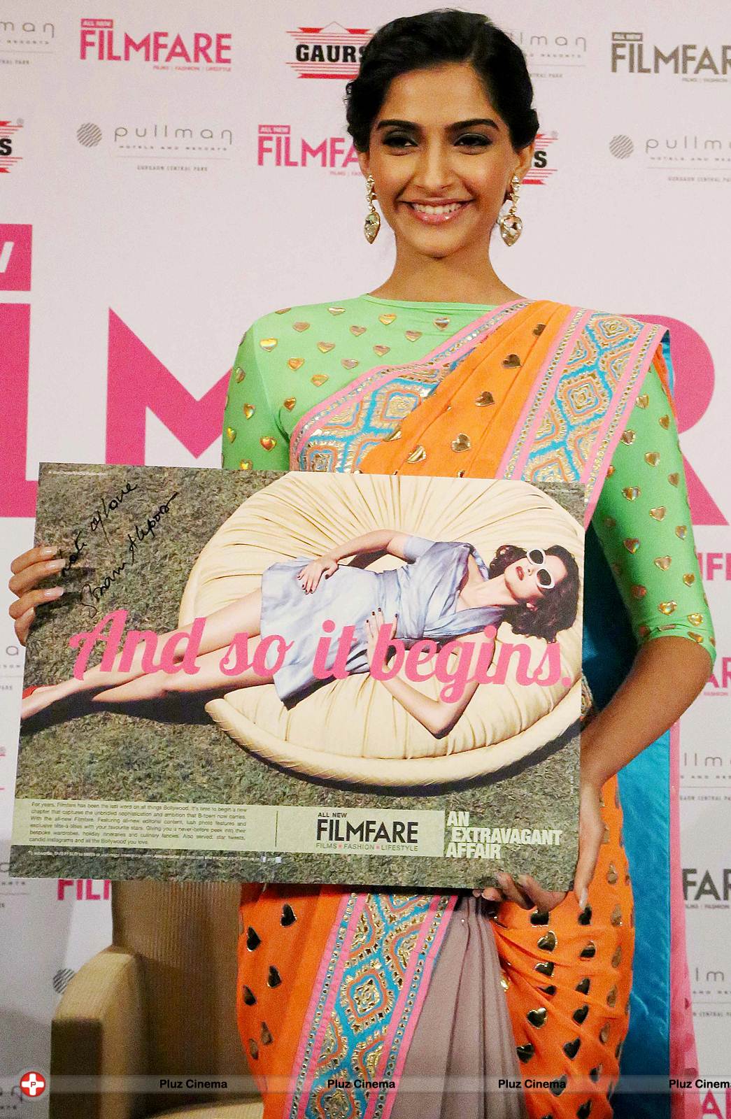Sonam unveils Filmfare magazine's new look Photos | Picture 571824