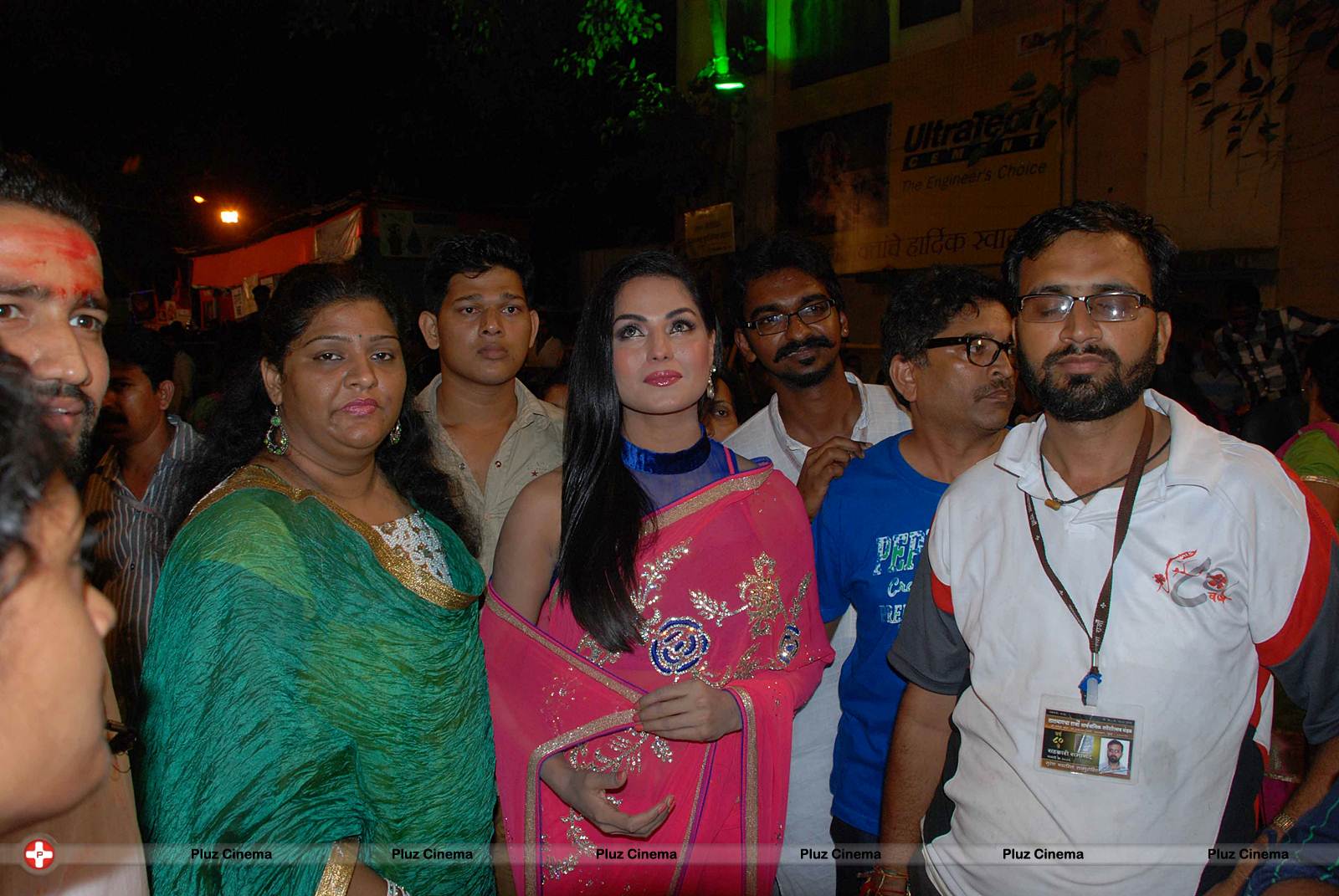 Veena Malik seeks blessing from Lalbaugcha Raja Photos | Picture 571775