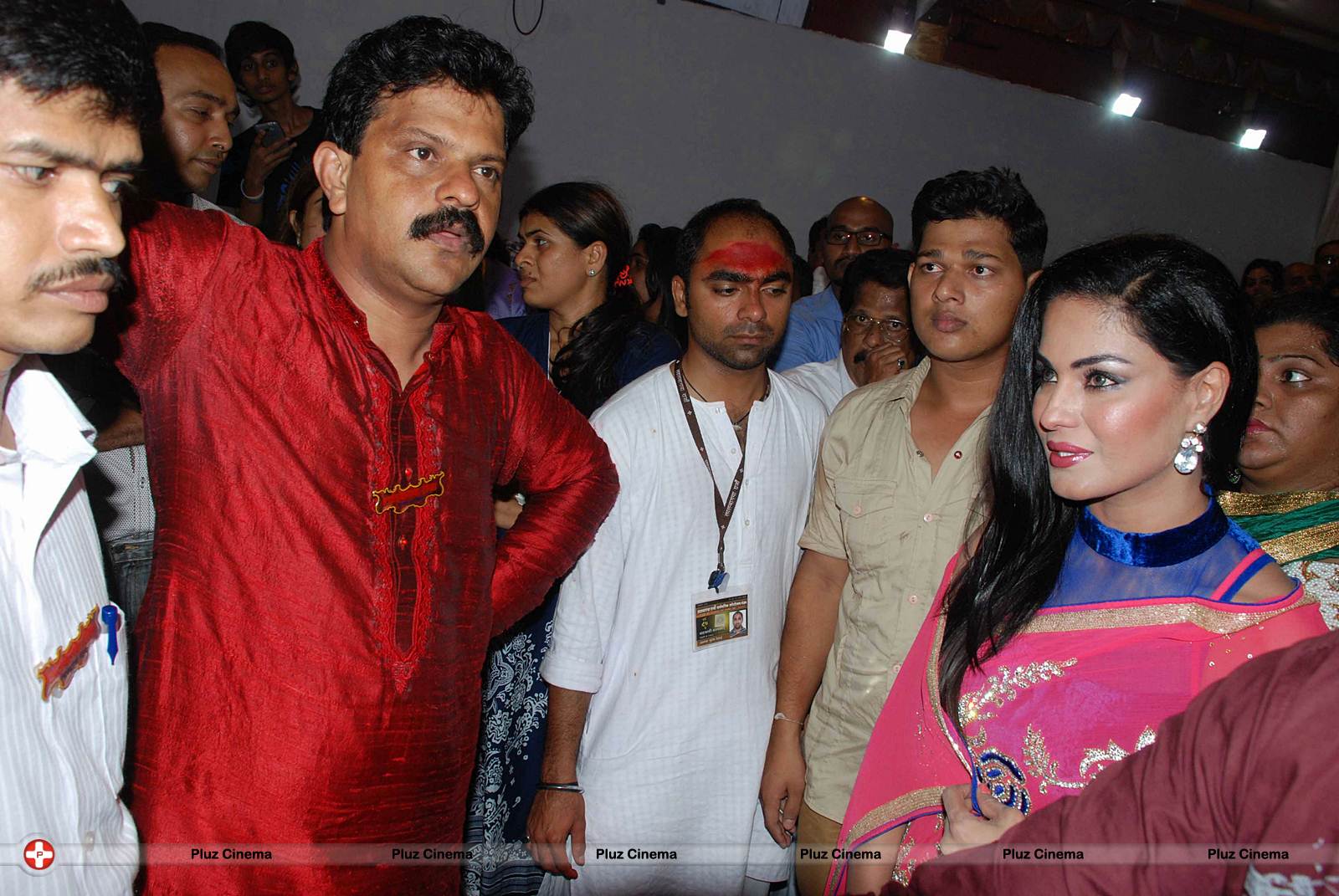 Veena Malik seeks blessing from Lalbaugcha Raja Photos | Picture 571782