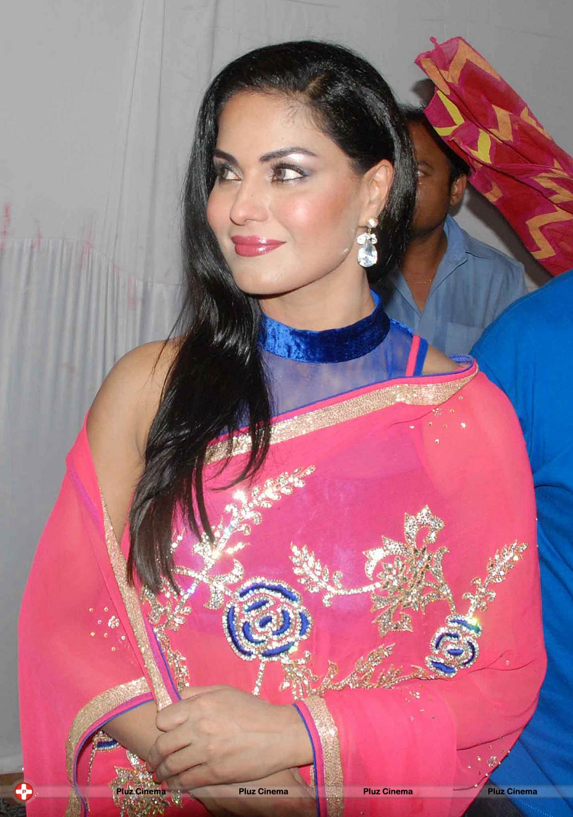 Veena Malik seeks blessing from Lalbaugcha Raja Photos | Picture 571784