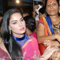 Veena Malik seeks blessing from Lalbaugcha Raja Photos | Picture 571776