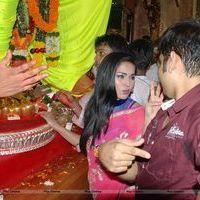Veena Malik seeks blessing from Lalbaugcha Raja Photos | Picture 571781
