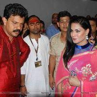 Veena Malik seeks blessing from Lalbaugcha Raja Photos | Picture 571783