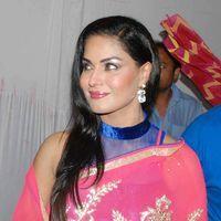 Veena Malik seeks blessing from Lalbaugcha Raja Photos | Picture 571784