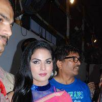 Veena Malik seeks blessing from Lalbaugcha Raja Photos | Picture 571785