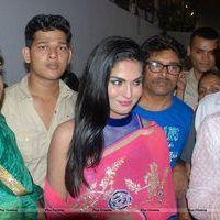 Veena Malik seeks blessing from Lalbaugcha Raja Photos | Picture 571786