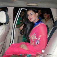 Veena Malik seeks blessing from Lalbaugcha Raja Photos | Picture 571788