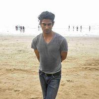 Prateik Babbar cleans Juhu beach Photos | Picture 572472