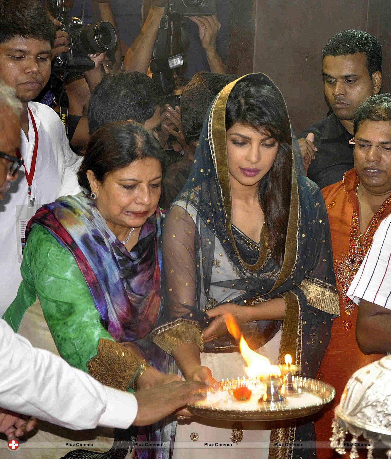 Priyanka Chopra - Filmstars visit Andhericha Raja Photos | Picture 572612