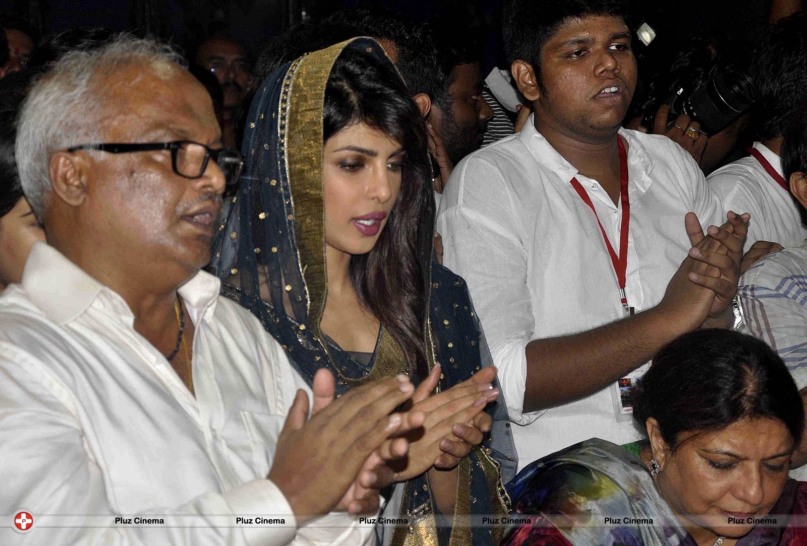 Filmstars visit Andhericha Raja Photos | Picture 572624
