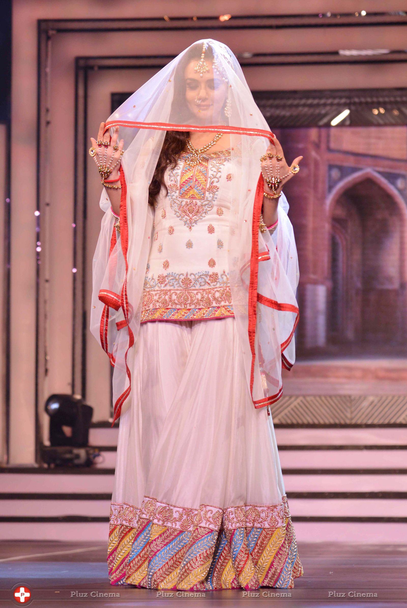 Preity Zinta - Bollywood stars walk the ramp for Yash Chopra tribute photos | Picture 587829