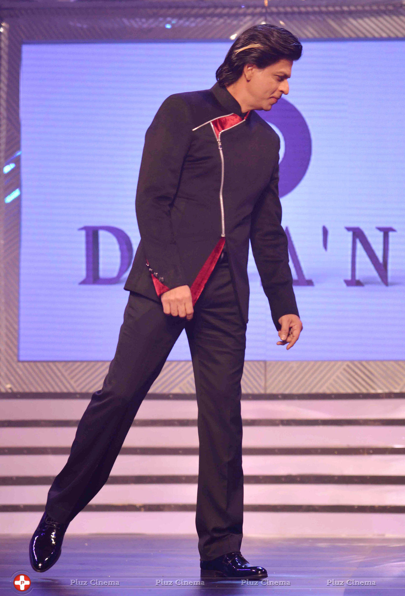Shahrukh Khan - Bollywood stars walk the ramp for Yash Chopra tribute photos | Picture 587832