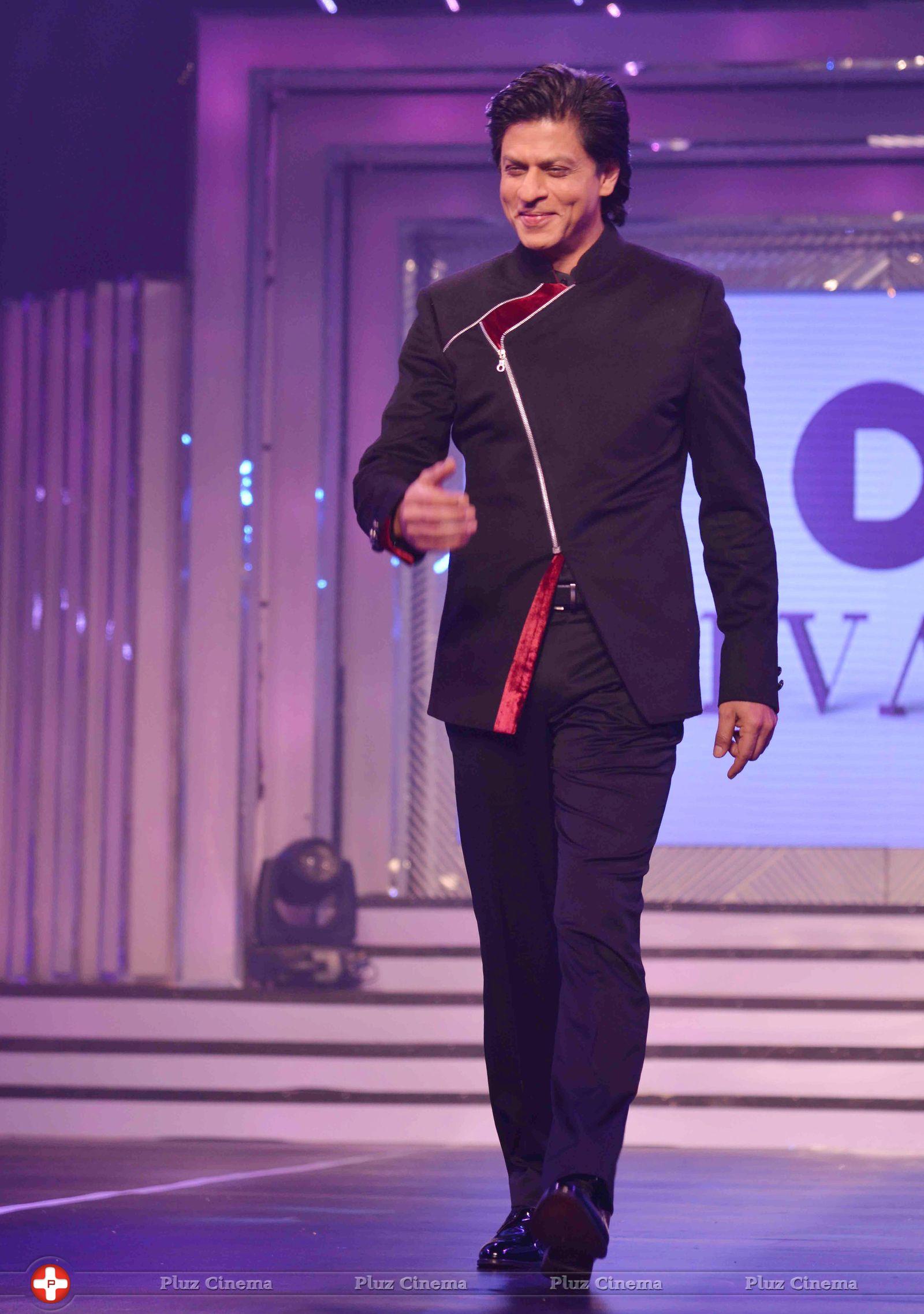 Shahrukh Khan - Bollywood stars walk the ramp for Yash Chopra tribute photos | Picture 587834