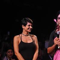 Mandira Bedi - Gutthi aka Sunil Grover showstopper for Mandira Bedi at Myntra Fashion Weekend 2014 Photos | Picture 841675