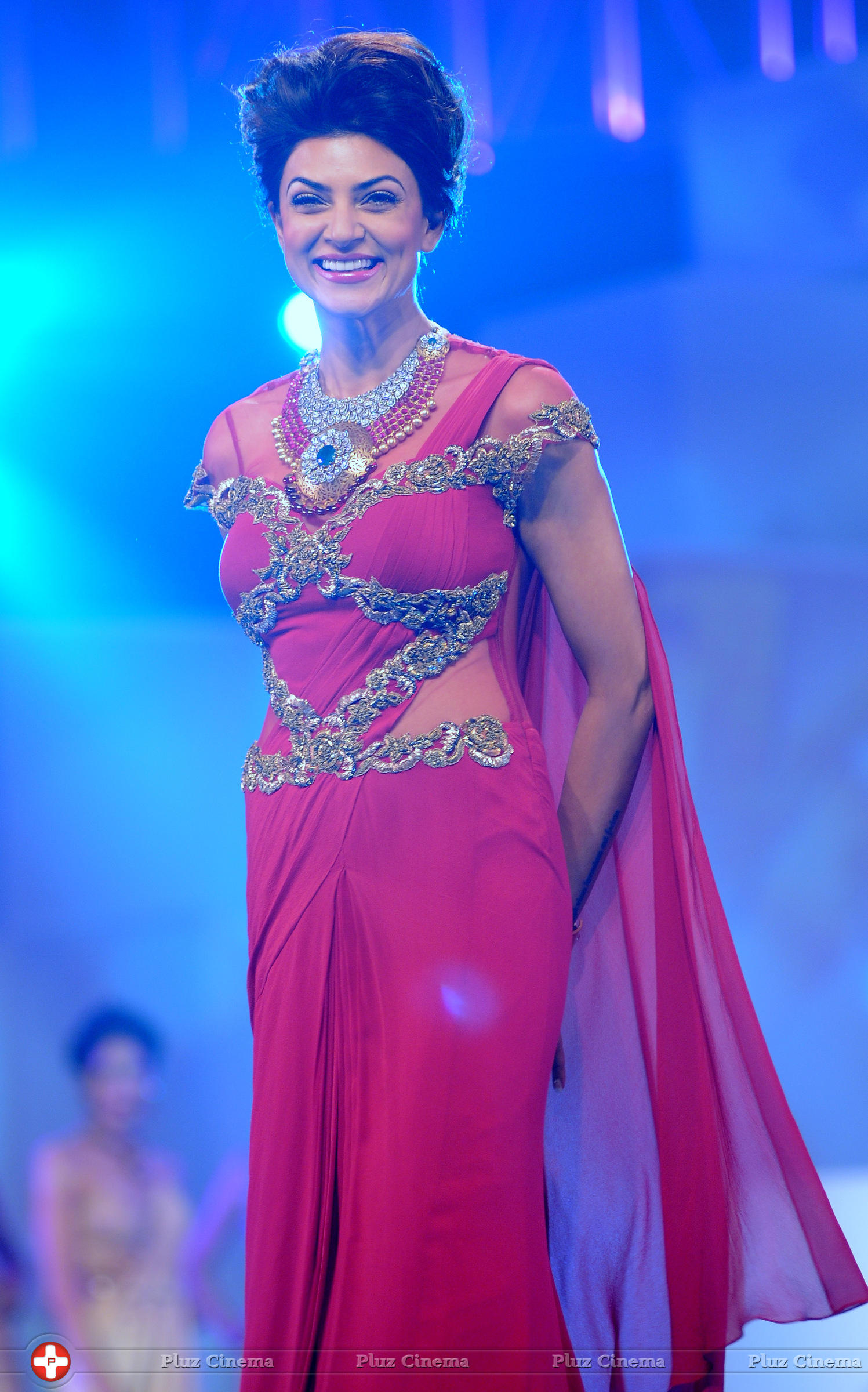 Sushmita Sen - Sushmita, Shraddha, Aditi, Huma, Neetu showstopper at IBJA Fashion Show Photos | Picture 841719