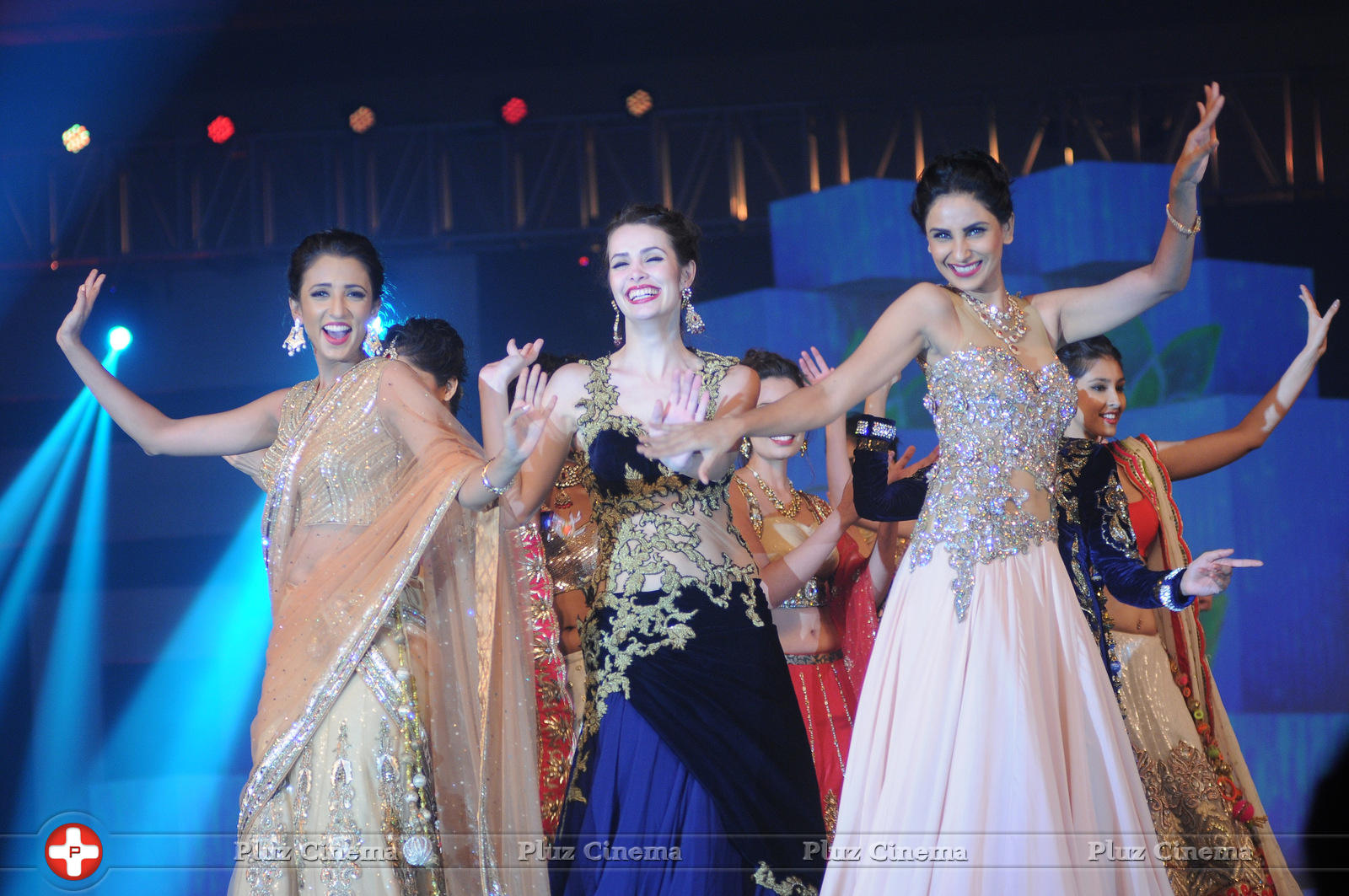 Sushmita, Shraddha, Aditi, Huma, Neetu showstopper at IBJA Fashion Show Photos | Picture 841730