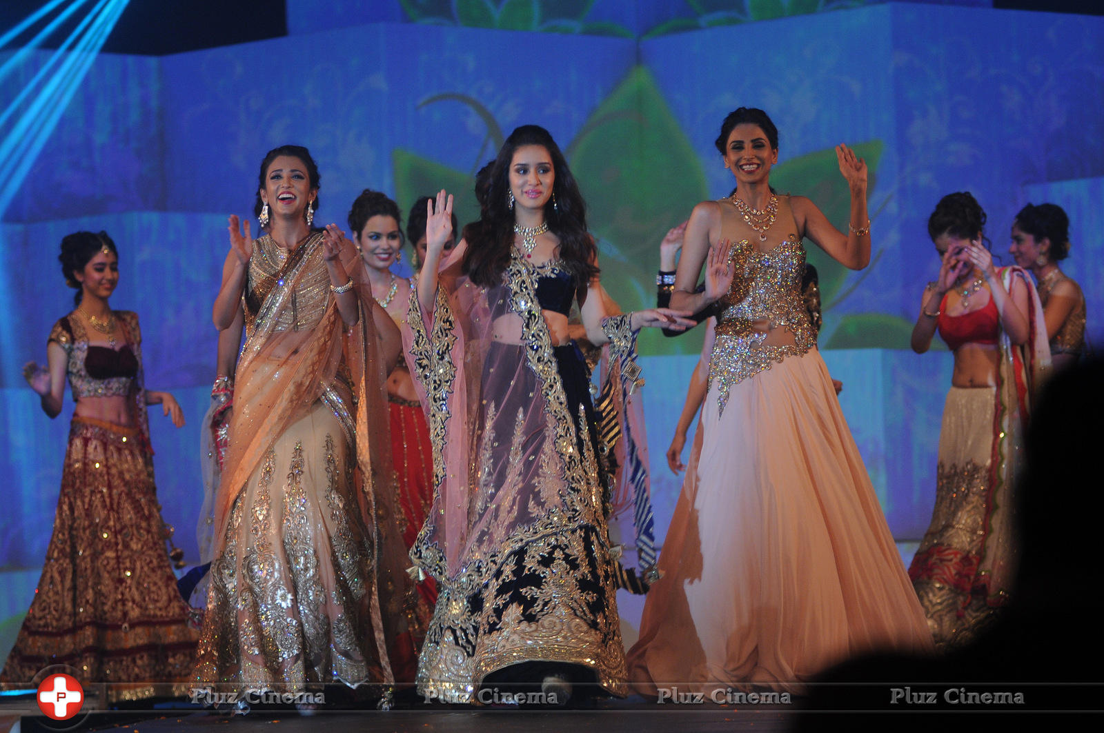 Sushmita, Shraddha, Aditi, Huma, Neetu showstopper at IBJA Fashion Show Photos | Picture 841735