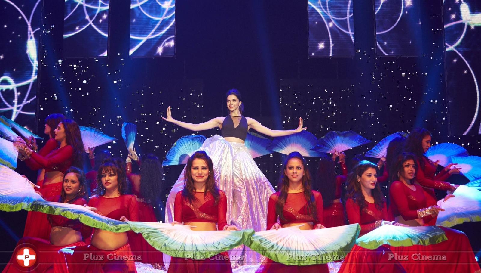 Slam Finale In London, Team Happy New Year with Madhuri Dixit Photos | Picture 842302