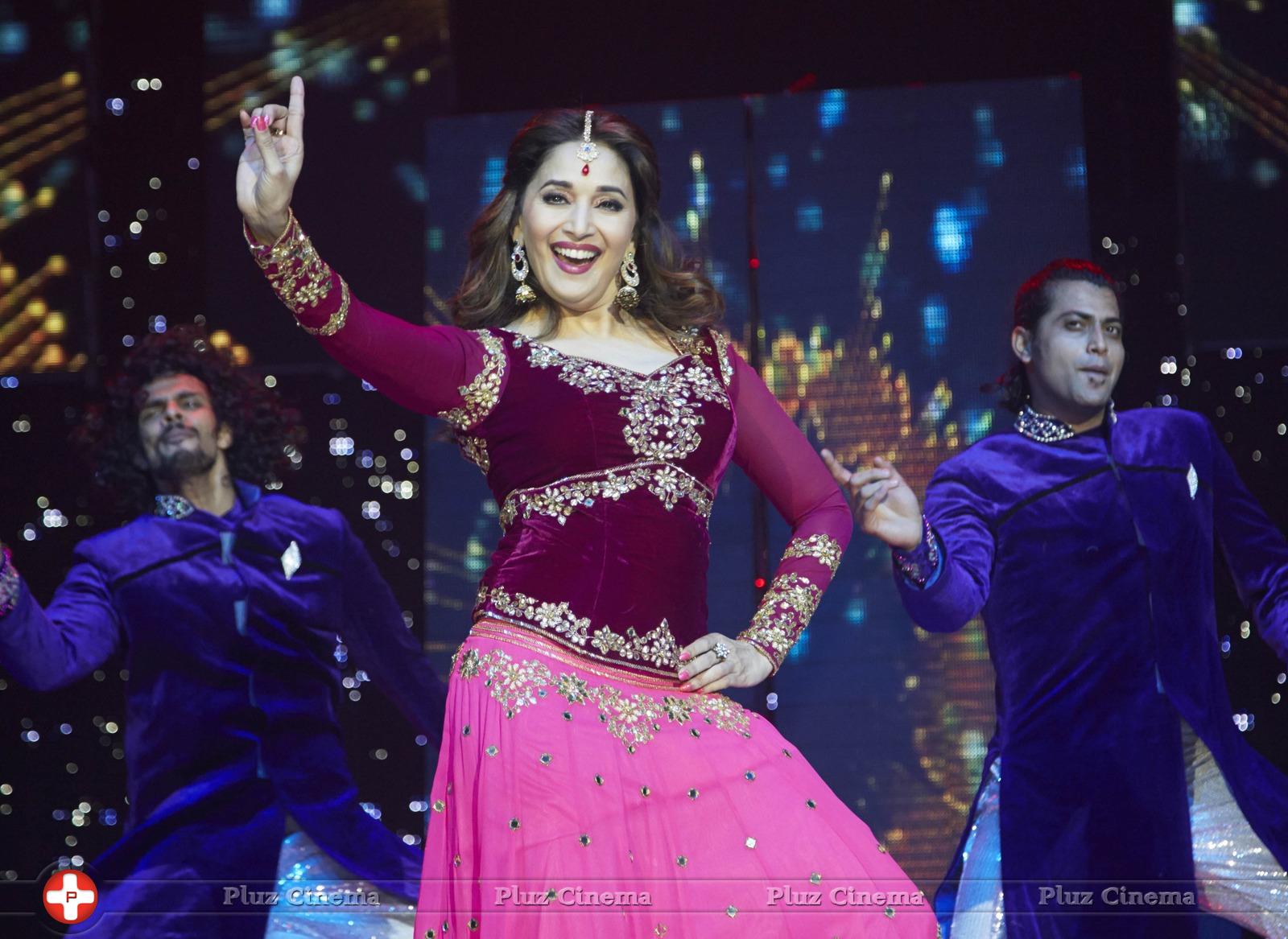 Madhuri Dixit - Slam Finale In London, Team Happy New Year with Madhuri Dixit Photos | Picture 842306