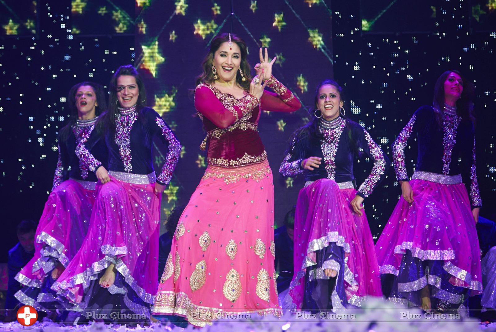 Madhuri Dixit - Slam Finale In London, Team Happy New Year with Madhuri Dixit Photos | Picture 842307