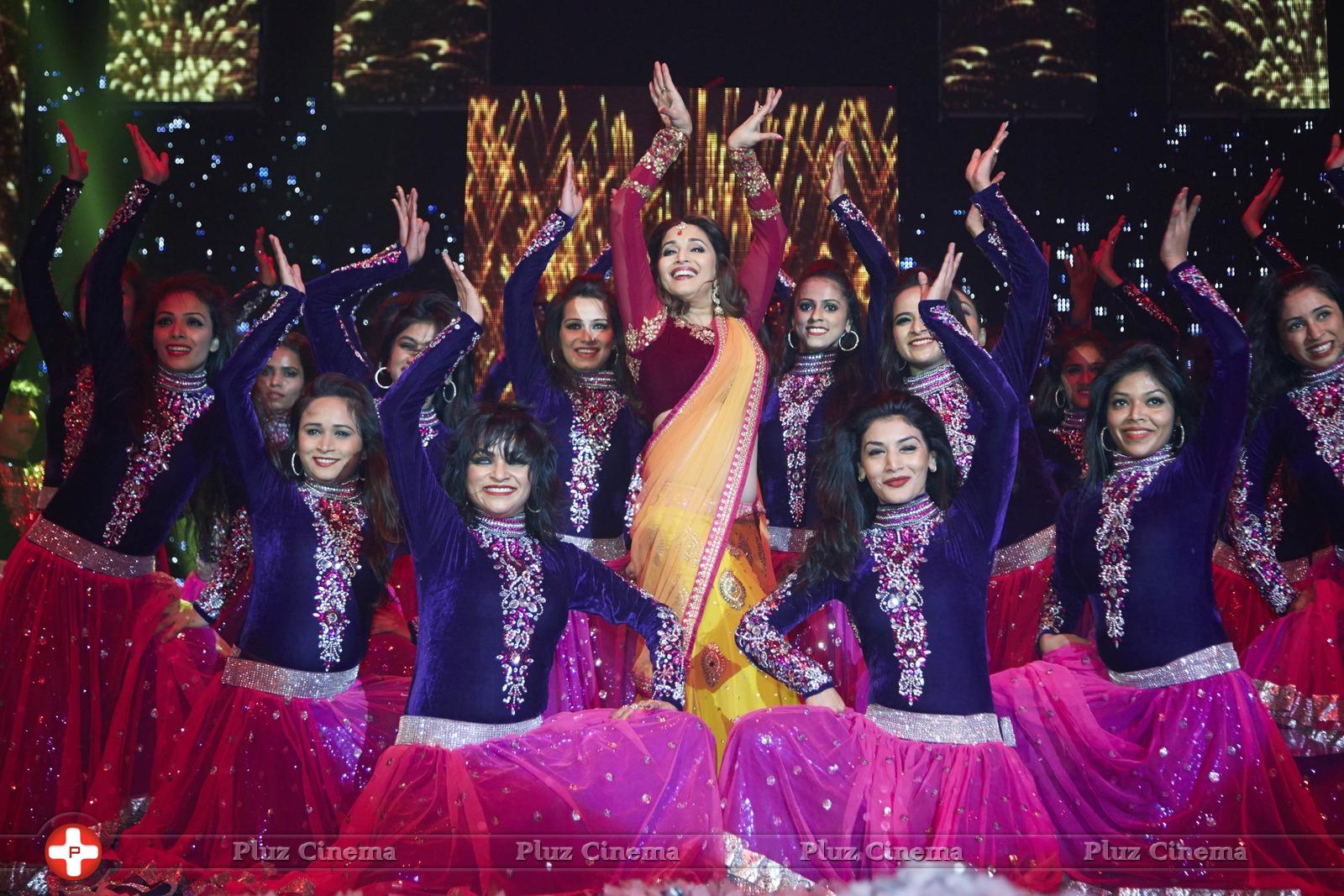 Slam Finale In London, Team Happy New Year with Madhuri Dixit Photos | Picture 842311