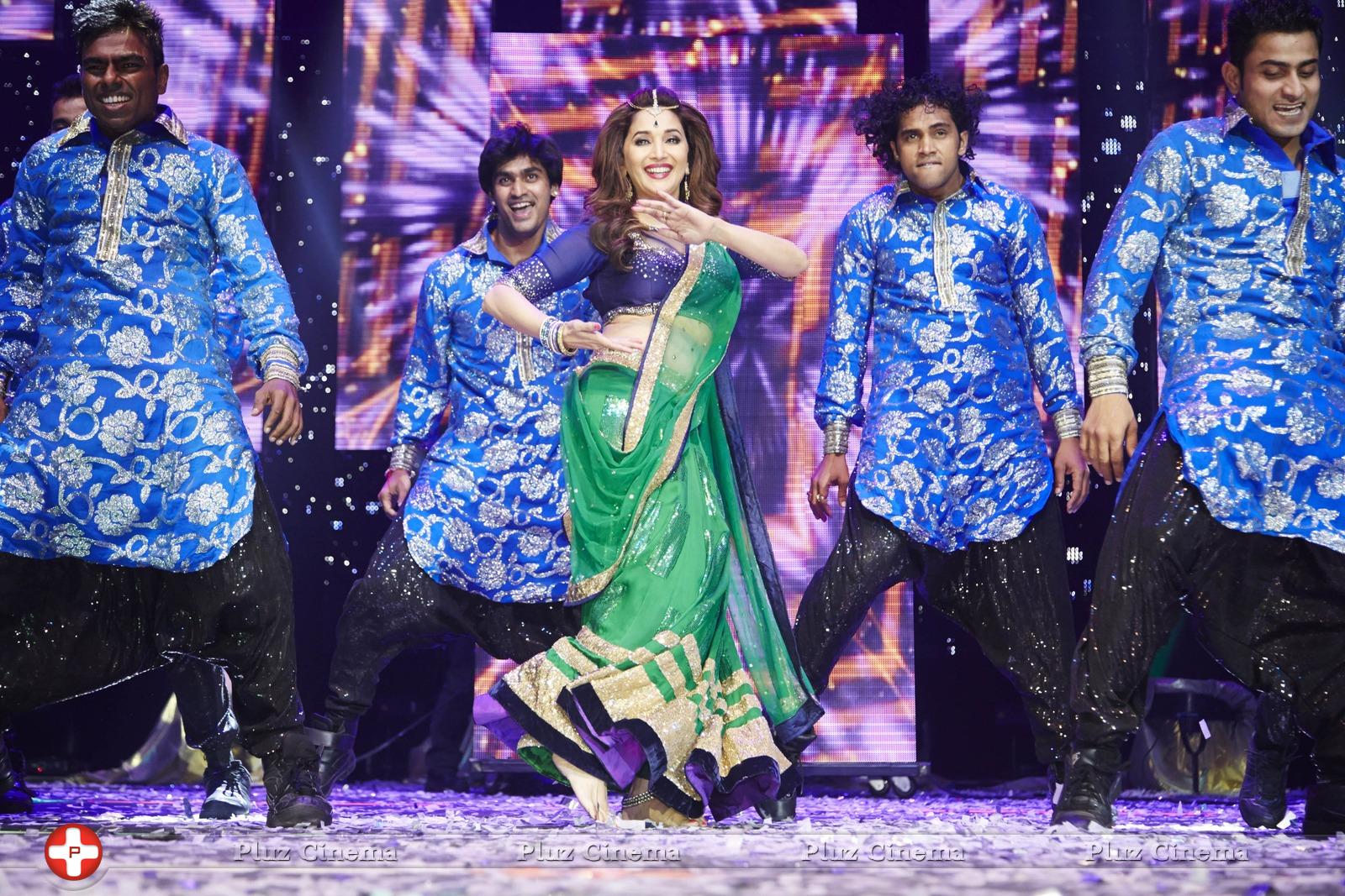Slam Finale In London, Team Happy New Year with Madhuri Dixit Photos | Picture 842312