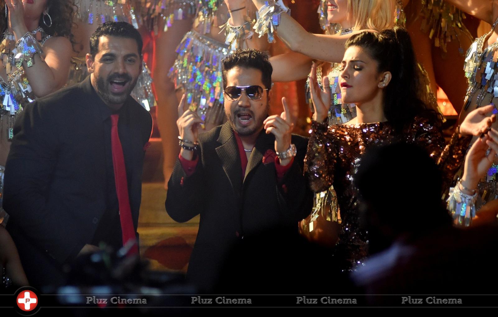 Mika Singh with John Abraham and Shruti Hasan On Location for WELCOME BACK Pics | Picture 1062391