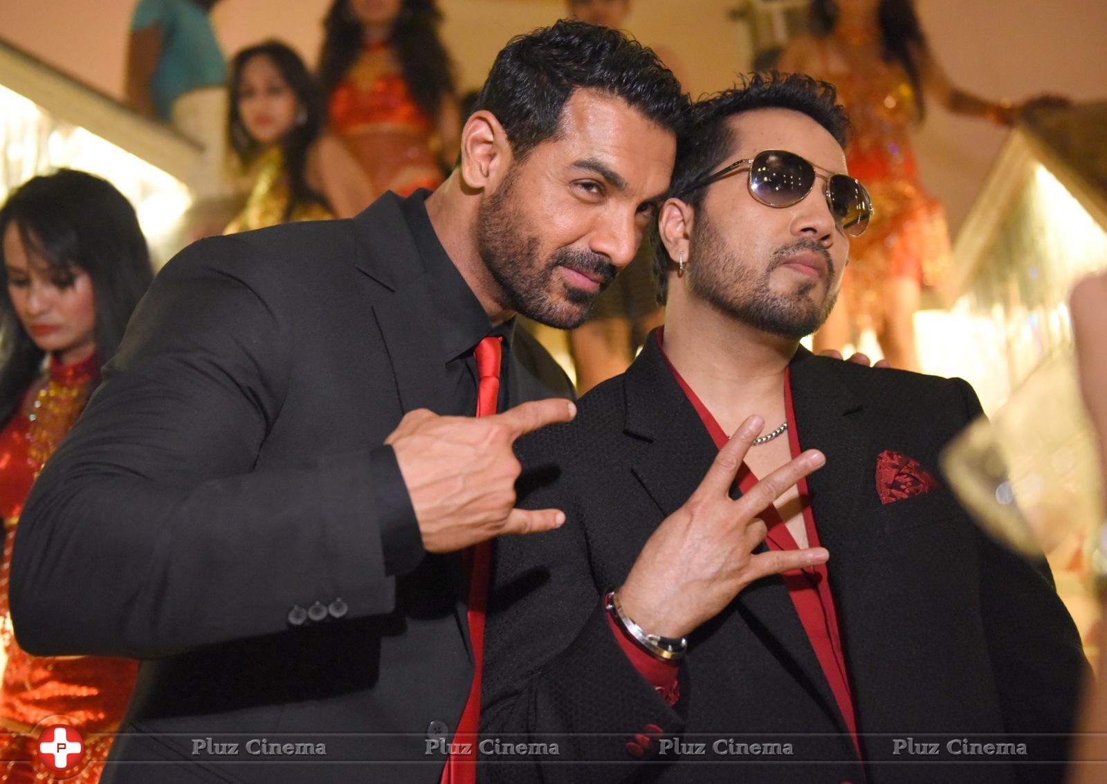 Mika Singh with John Abraham and Shruti Hasan On Location for WELCOME BACK Pics | Picture 1062394