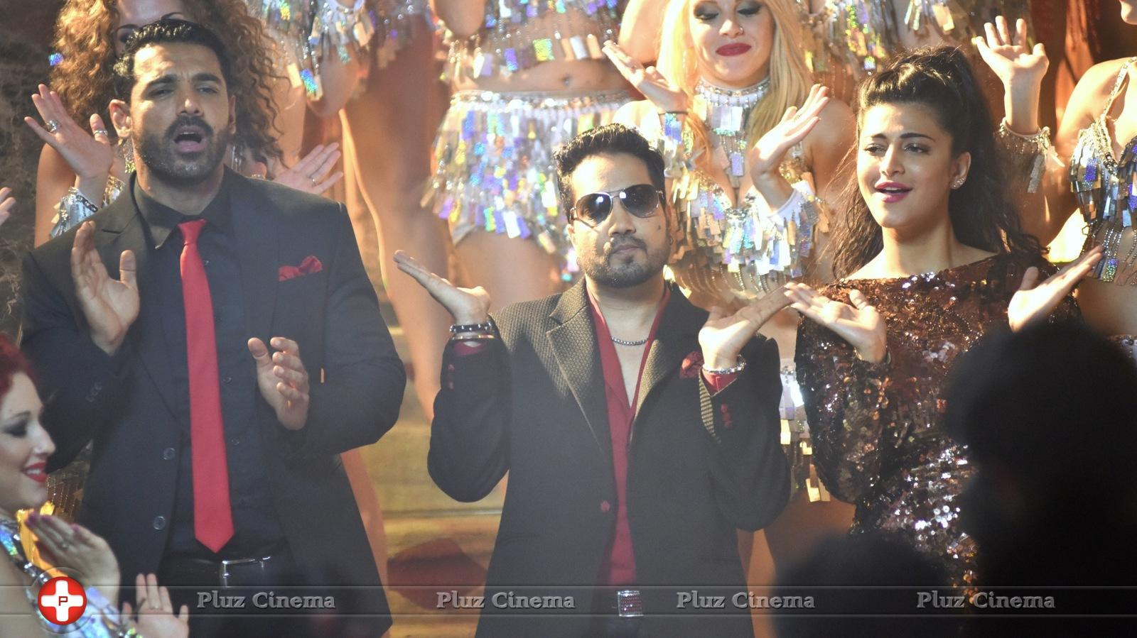 Mika Singh with John Abraham and Shruti Hasan On Location for WELCOME BACK Pics | Picture 1062406