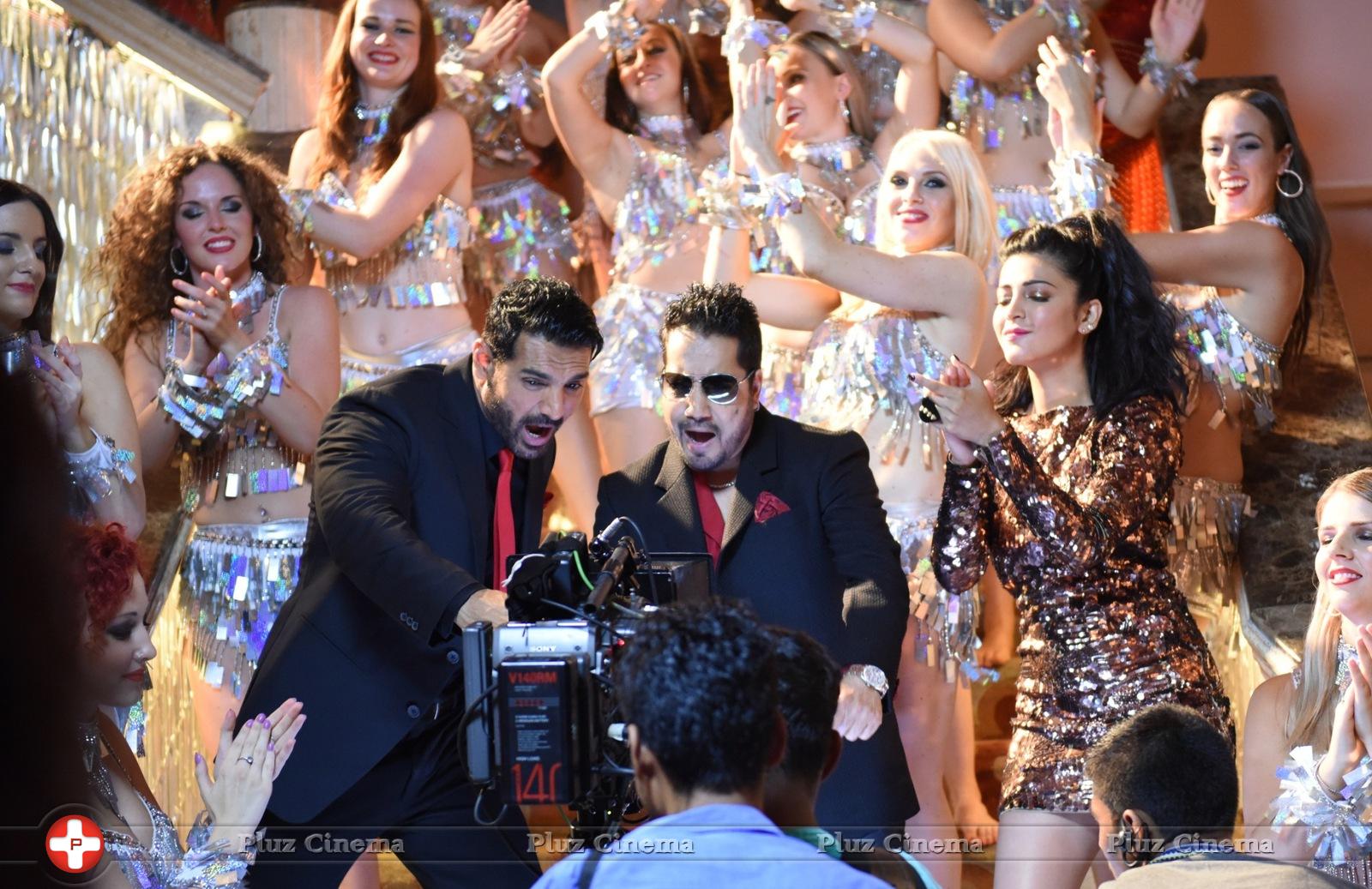 Mika Singh with John Abraham and Shruti Hasan On Location for WELCOME BACK Pics | Picture 1062409