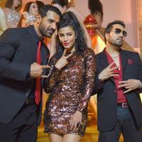 Mika Singh with John Abraham and Shruti Hasan On Location for WELCOME BACK Pics | Picture 1062393