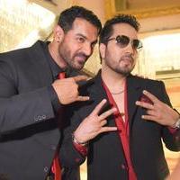 Mika Singh with John Abraham and Shruti Hasan On Location for WELCOME BACK Pics | Picture 1062395
