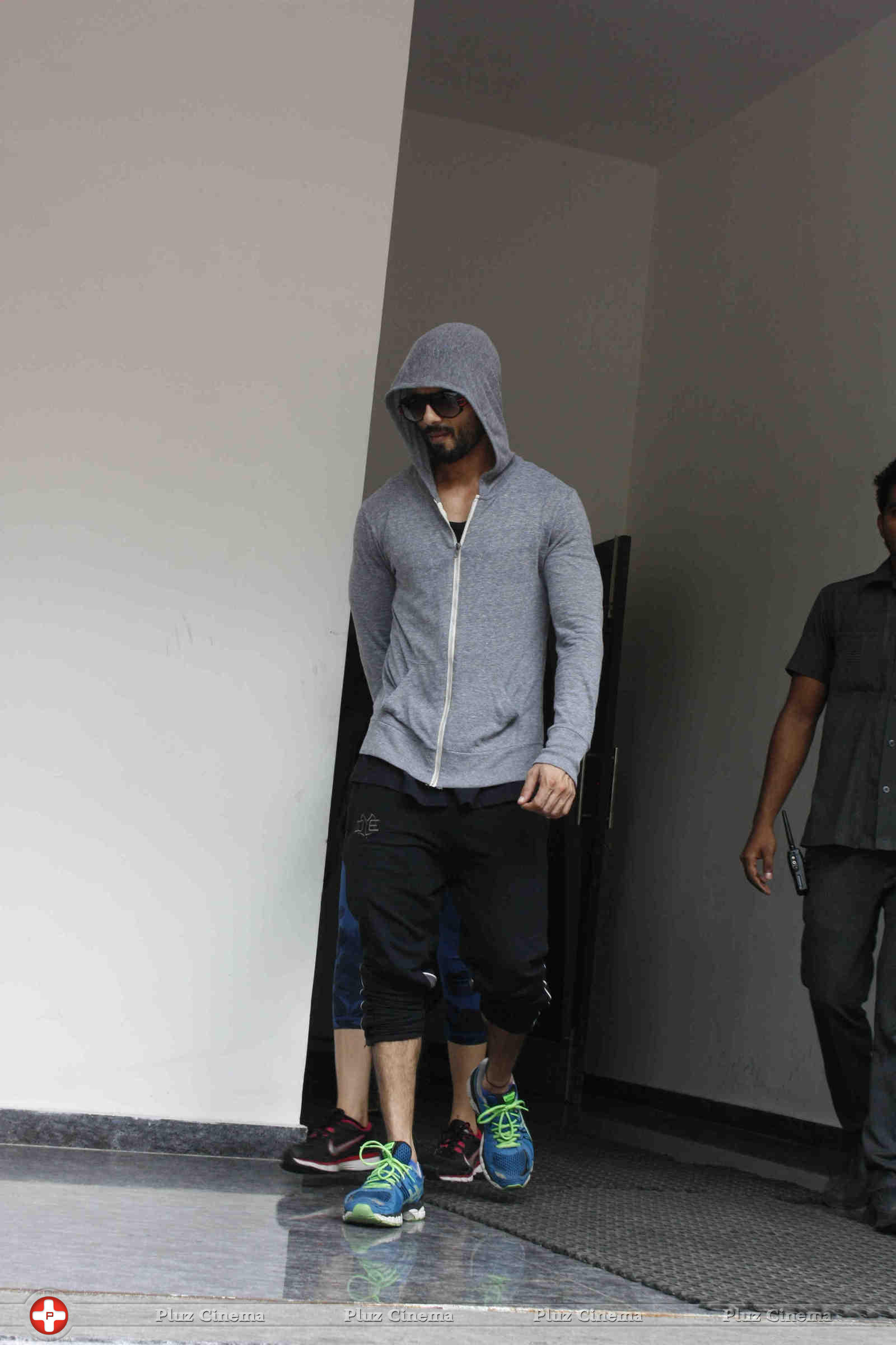 Shahid Kapoor with his wife Mira Rajput spotted outside a gymnasium photos | Picture 1065772