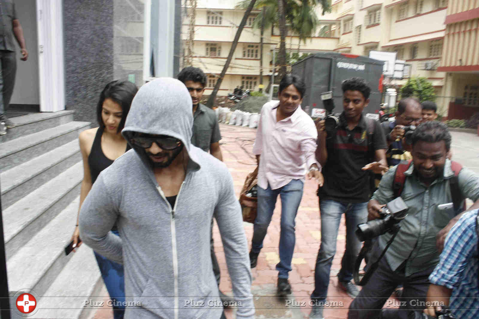 Shahid Kapoor with his wife Mira Rajput spotted outside a gymnasium photos | Picture 1065778