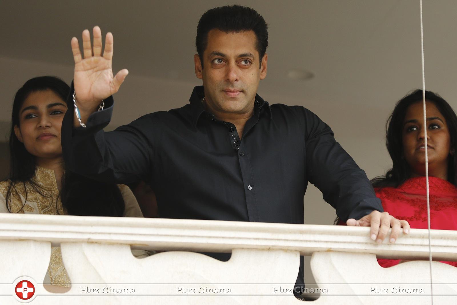 Salman Khan - Salman Khan celebrates Ramzan Eid and film Bajrangi Bhaijaan success photos | Picture 1067567