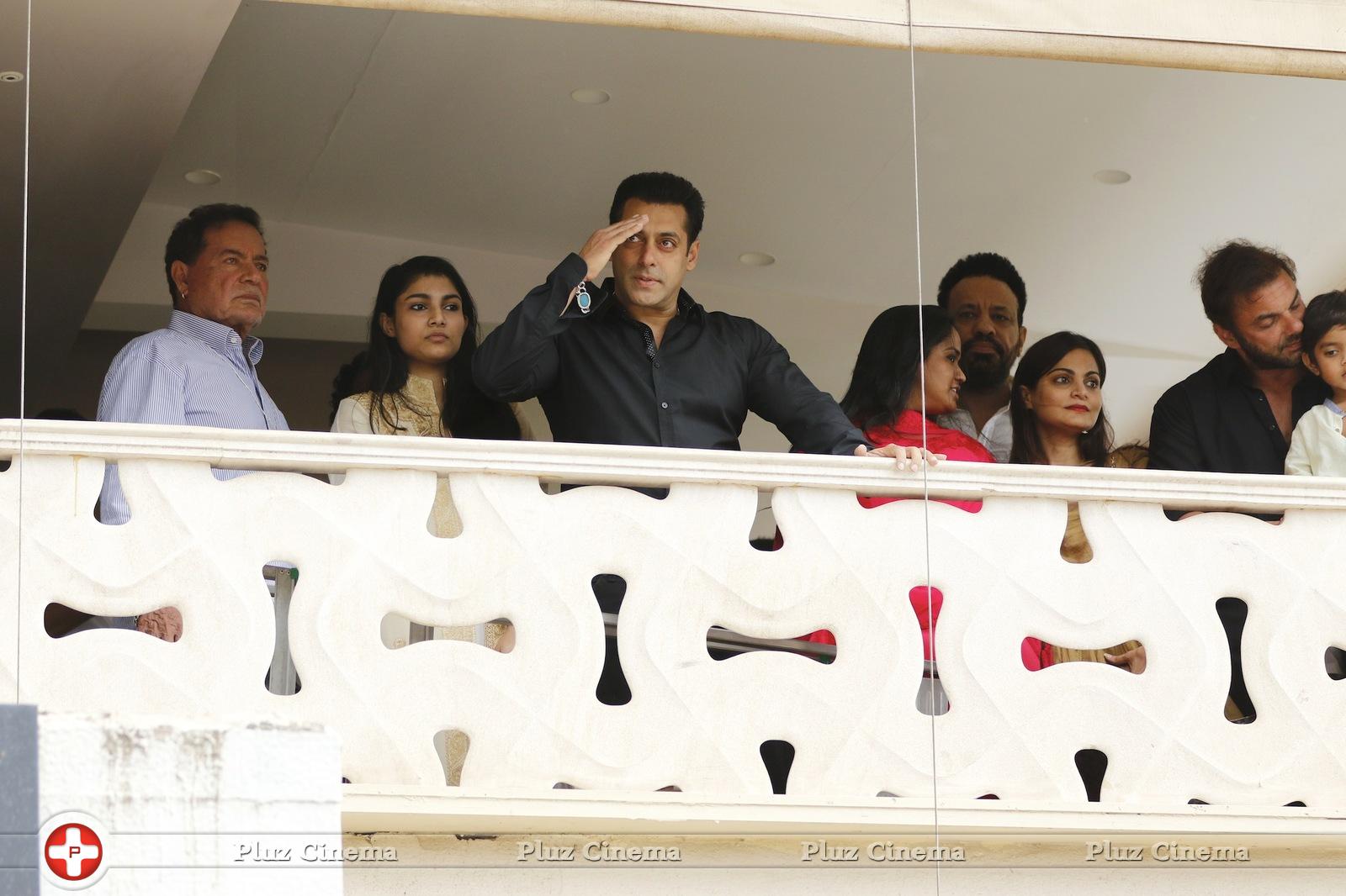 Salman Khan celebrates Ramzan Eid and film Bajrangi Bhaijaan success photos | Picture 1067568