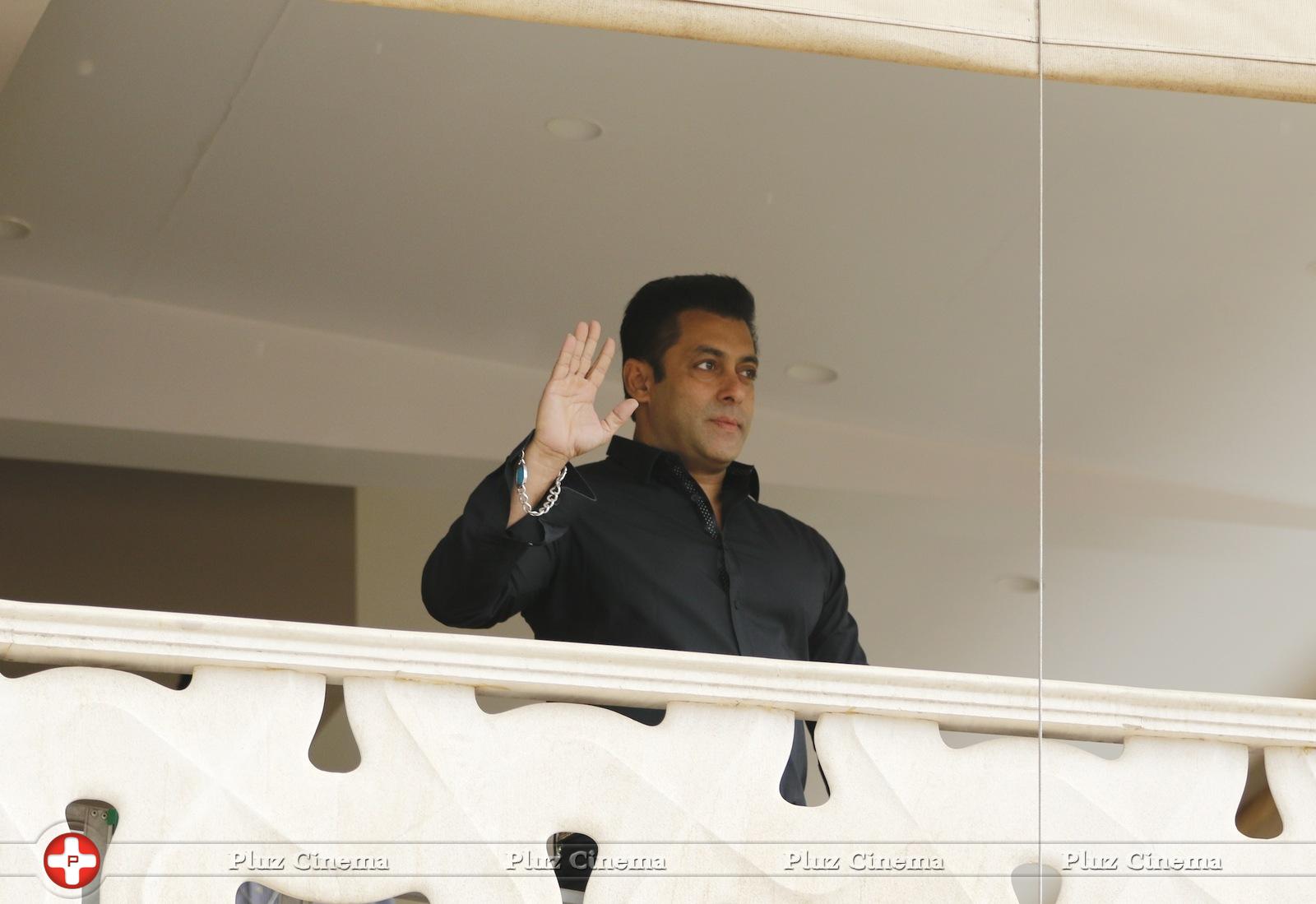 Salman Khan - Salman Khan celebrates Ramzan Eid and film Bajrangi Bhaijaan success photos | Picture 1067576