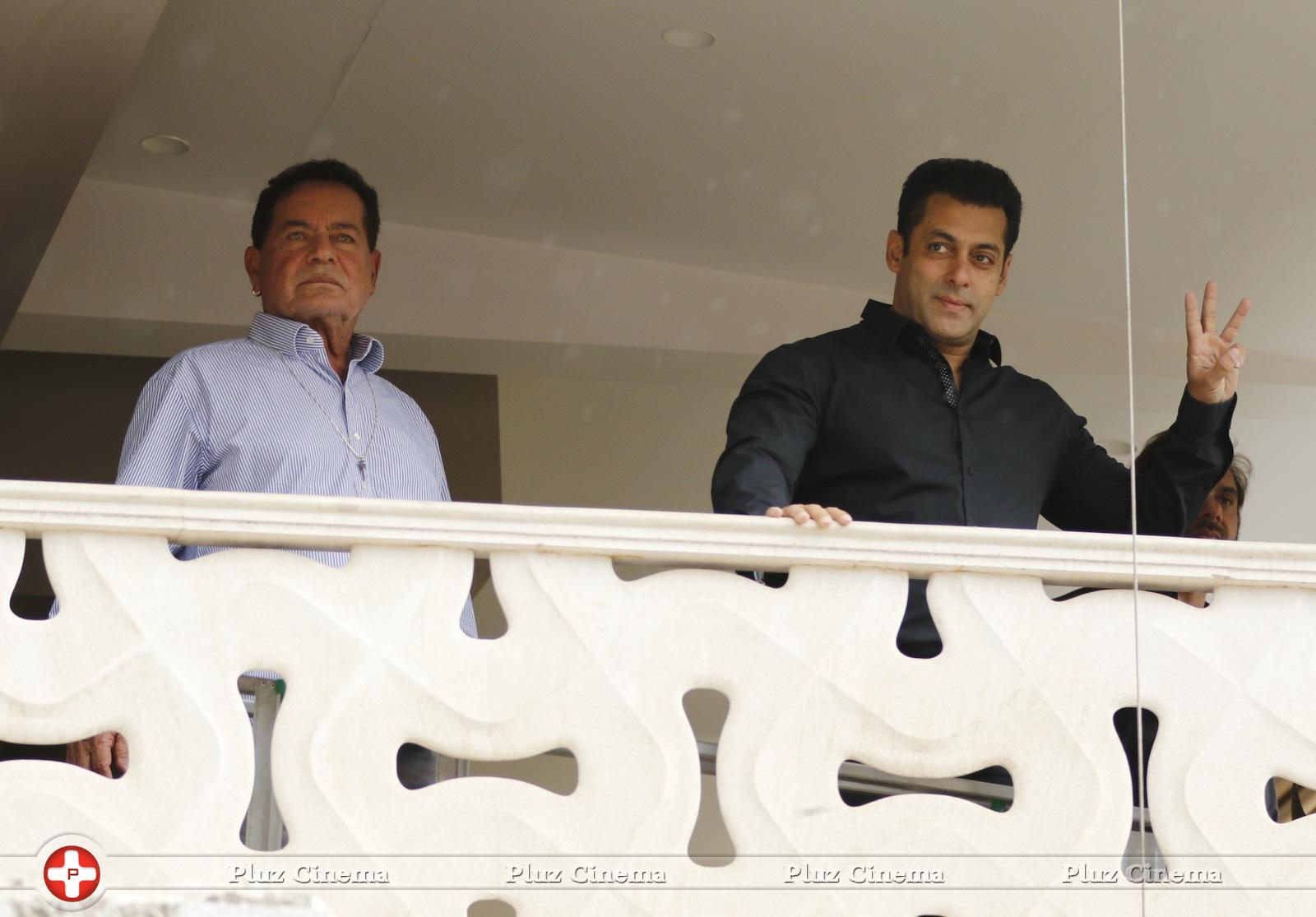 Salman Khan celebrates Ramzan Eid and film Bajrangi Bhaijaan success photos | Picture 1067577