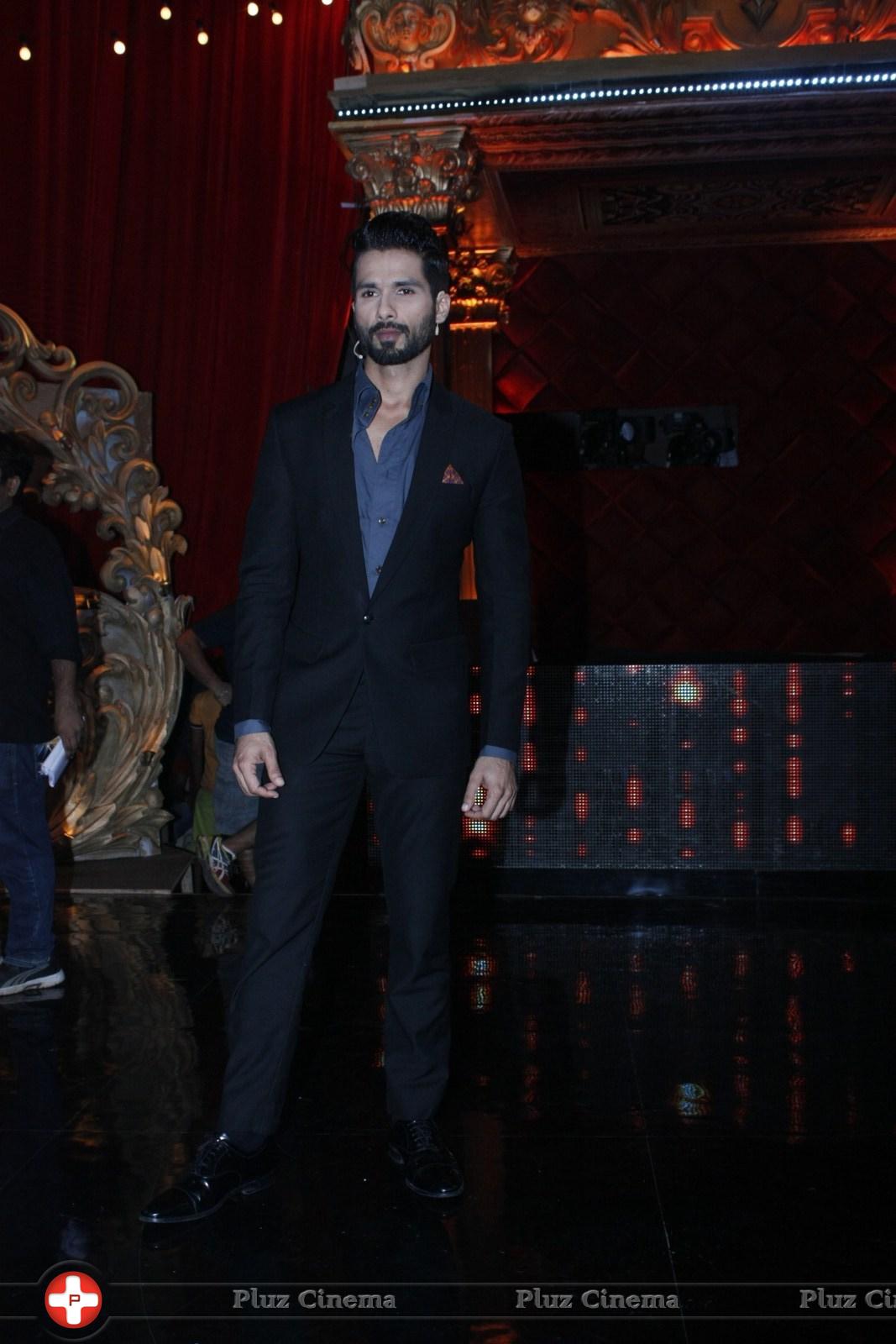 Shahid Kapoor - Film Bangistan Promotion On The Set Of Jhalak Reloaded With Judges Photos | Picture 1079450