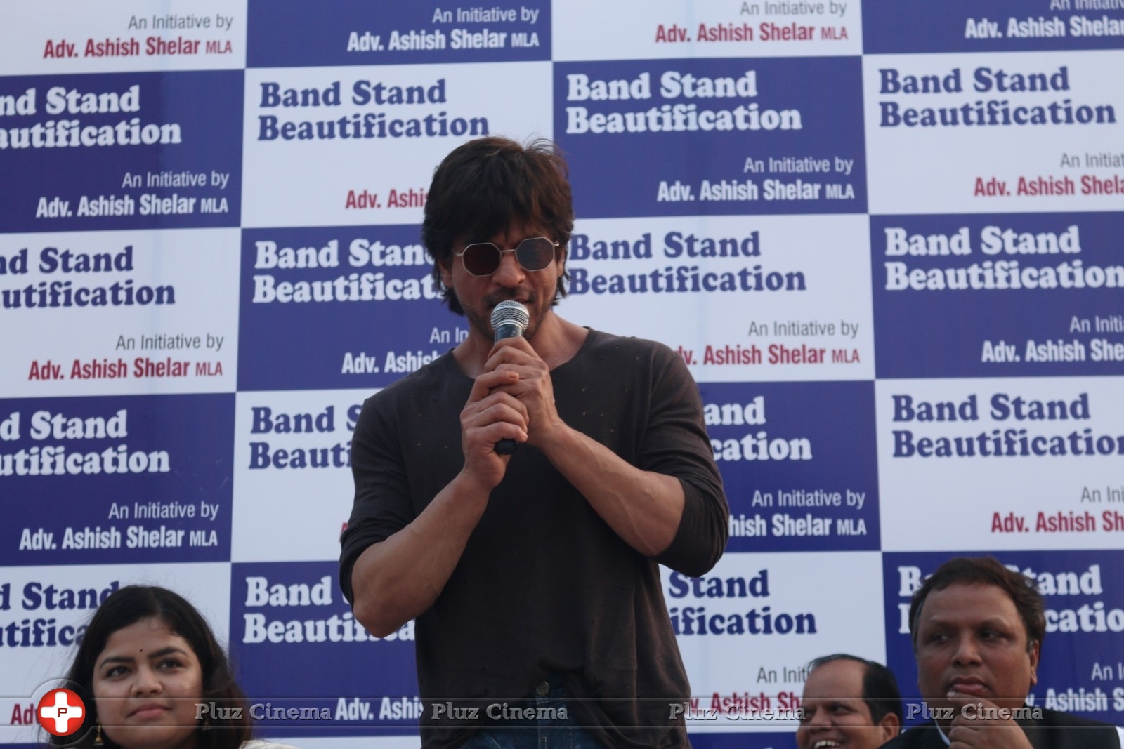 Shahrukh Khan - Mark The Beautification Of Band Stand Bandra By Shah Rukh Khan Photos | Picture 1433383